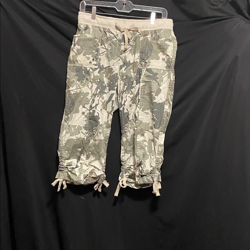EUC Alki’i Pull On cream, green leaf pattern, Crop Cargo Pant w/ Pockets L